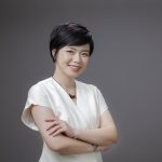 Ngô Huyền Trang, áo trắng, khoanh tay, nền xám