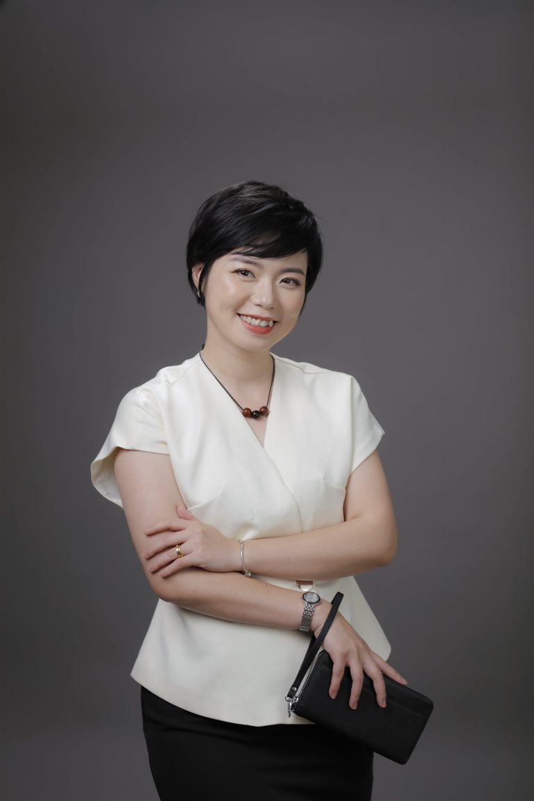 Ngô Huyền Trang áo trắng, dáng đứng, nền xám