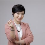 Ngô Huyền Trang áo vest hồng, tay tạo hình trái tim